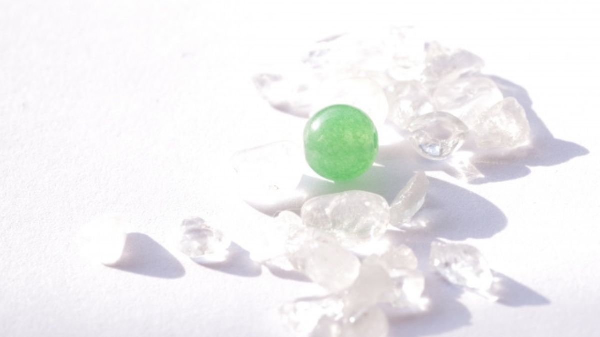 水晶と緑の石